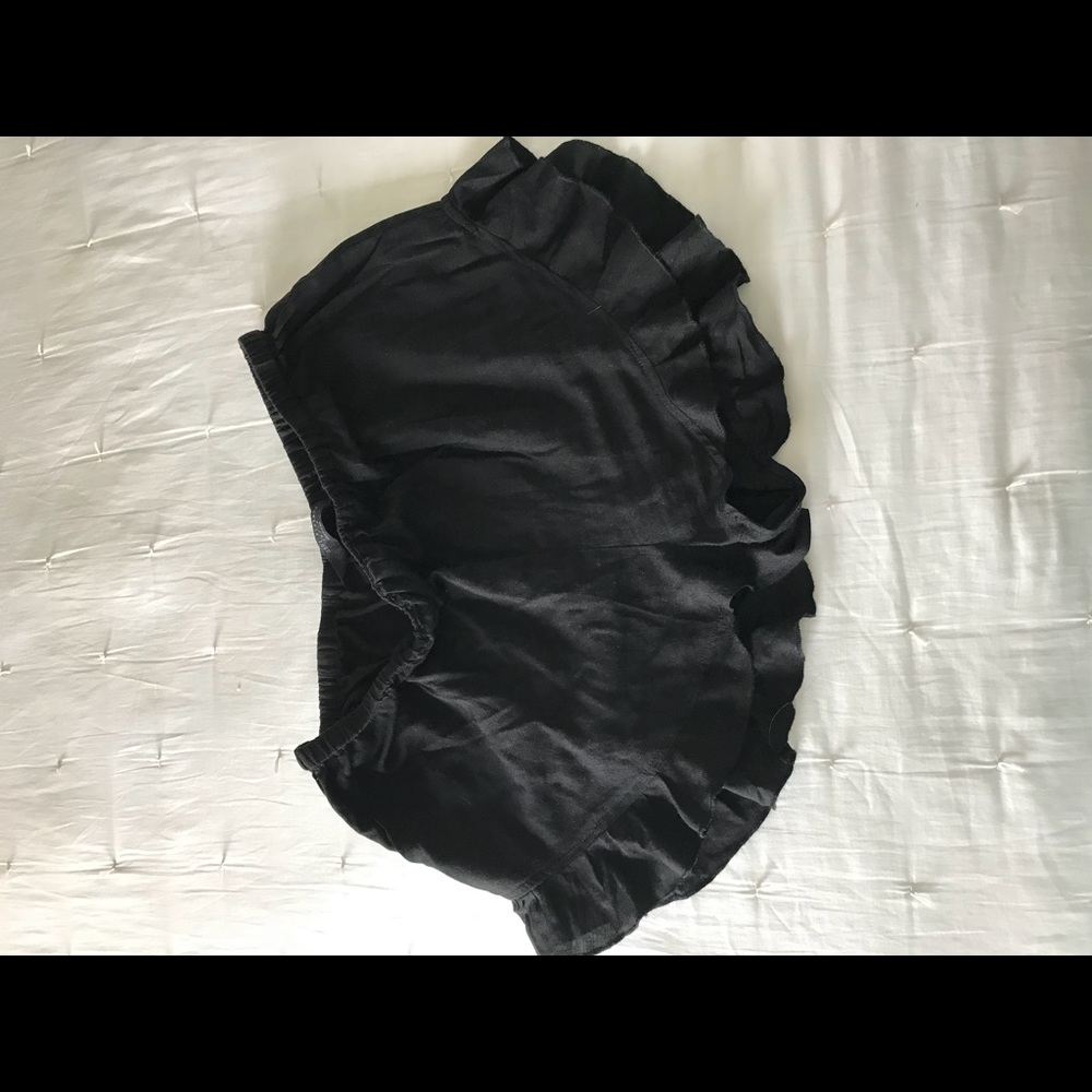 Knot sisters ruffle shorts
